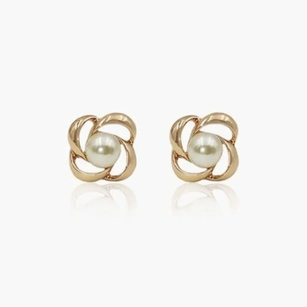 Ladies Fashionable Pearl Earrings